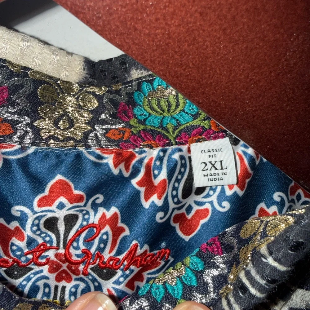 Robert Graham Abstract Black and White Shirt with Vibrant Lion Design - Picture 9 of 12